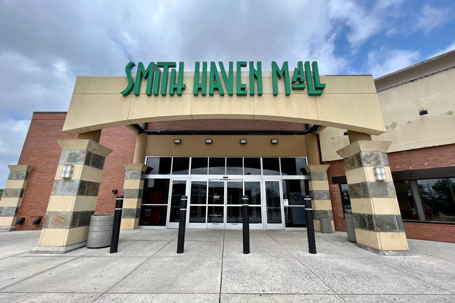 The front entrance to the Smith Haven Mall.
