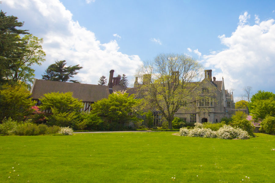 The Coe family estate, known today as Planting Fields Arboretum in Oyster Bay, is a prime example of a Gold Coast mansion. Built in the early 20th century, Coe Hall’s Tudor Revival architecture and expansive grounds were designed to evoke the elegance of an English country estate. Now a public park and historic site, Planting Fields Arboretum 