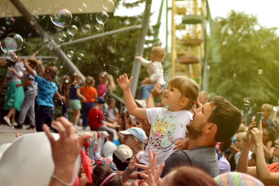 The Long Island Fall Festival at Heckscher State Park features live entertainment, 300+ vendors, carnival rides, food, games, and a sprawling beer & wine pavilion, making it a one-stop destination for families, foodies, and day-trippers.