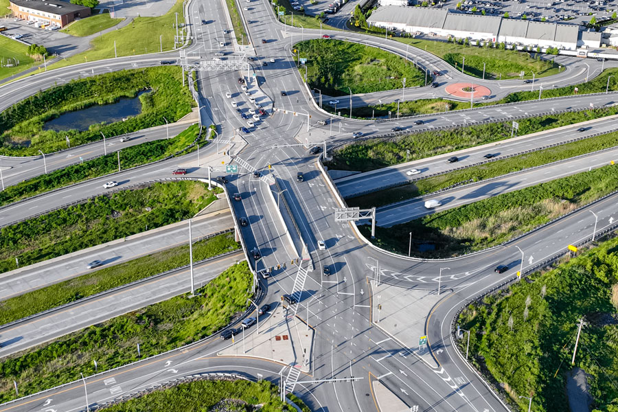 An aerial view of a diverging diamond interchange (DDI) in Woodbury, New York, where traffic briefly crosses to the opposite side of the road to improve flow and reduce congestion at a major Long Island roadway junction. File photo: licensed.