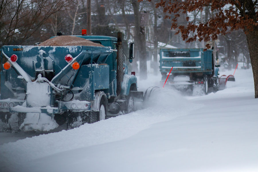 Snowplows clear a Long Island roadway following a winter storm, helping keep roads safe and traffic moving during snowy conditions. Although winters are generally milder than in many parts of New York, Long Island regularly experiences snowstorms that require road crews to plow and treat highways, parkways, and local streets. File photo: WoodysPhotos, licensed.