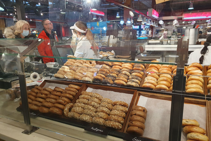 Freshly baked New York-style bagels are displayed behind the counter at a popular Long Island bagel shop, where hand-rolled classics and neighborhood traditions have made bagels one of the island's most iconic culinary staples. File photo: OLIVE JU, licensed. 