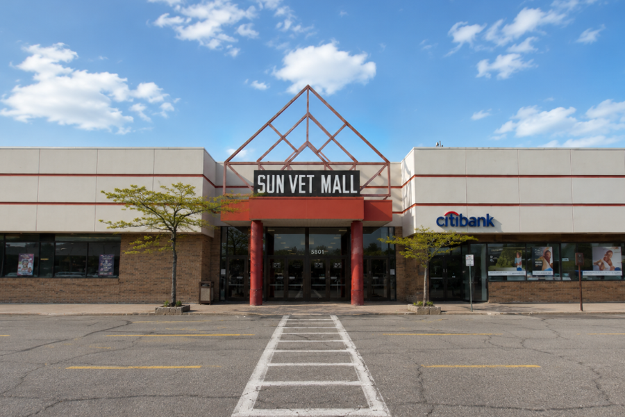 The main entrance to Sun Vet Mall in Holbrook, New York, is recognized by its distinctive geometric canopy and central pedestrian walkway. This longtime Long Island shopping center is home to a mix of retail stores, dining options, financial services, and neighborhood businesses, serving residents throughout central Suffolk County.